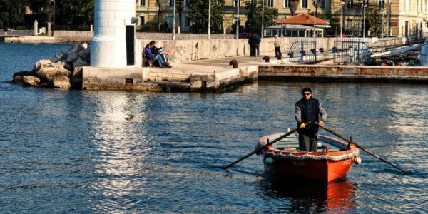 barkajoli nel porto di Zara durante tutto l'anno