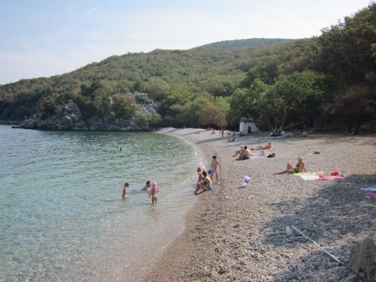spiaggia di ciottoli a Porozina