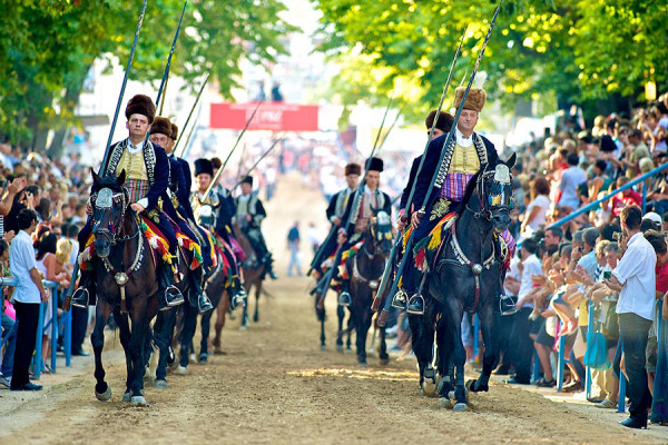Sinjska Alka cavalieri o alkari in processione