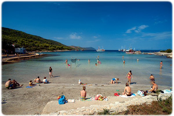 spiaggia di ciottoli e sabbia a Hvar