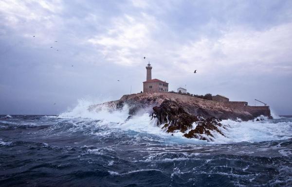 mare e onde sull'isola di Blitvenica